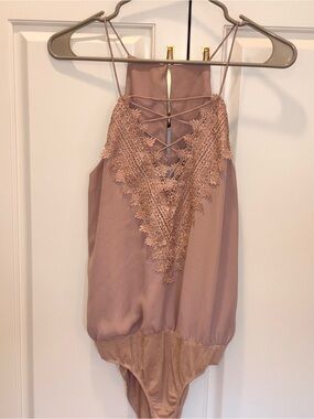 WAYF Posie Lace Trim Cami Bodysuit Dusty Rose Mauve Lace-Up Front Sz S